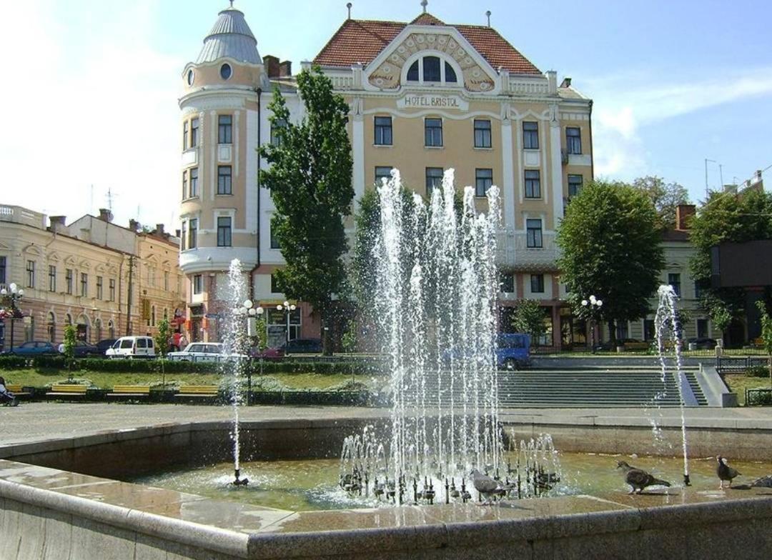 Apart Club Tolstogo Chernivtsi Exterior photo